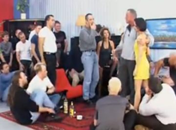 imagen mujer mayor follada por un monton de hombres