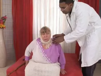 imagen La nonna se pone muy cachonda con el doctor