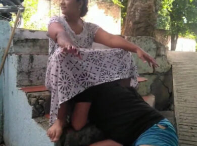 imagen Su marido currando y ella comiendo coños