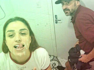 imagen Folla con un desconocido en un bar